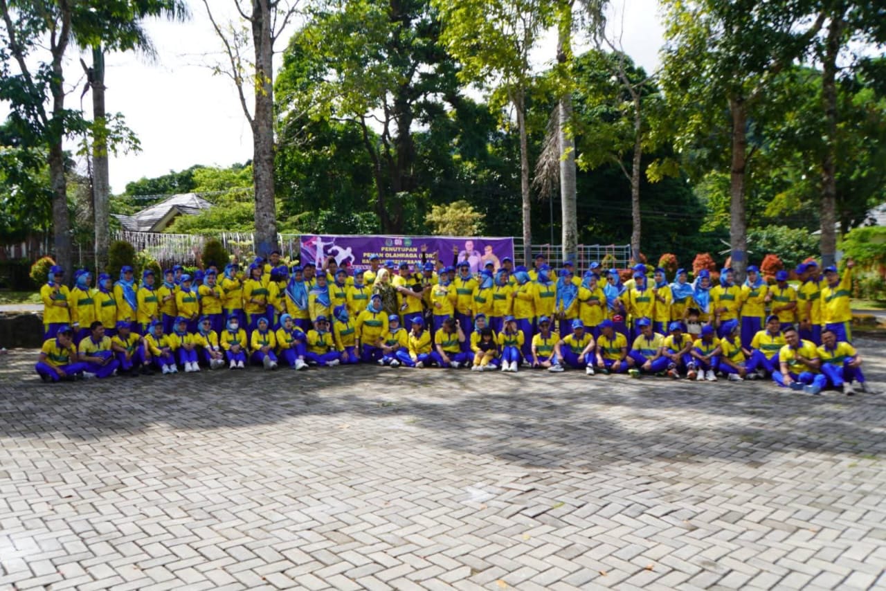 Peserta outbound HUT ke.80 Kejaksaan RI poto bareng, Jumat (30/8/2025) di Mifan Water Park.
